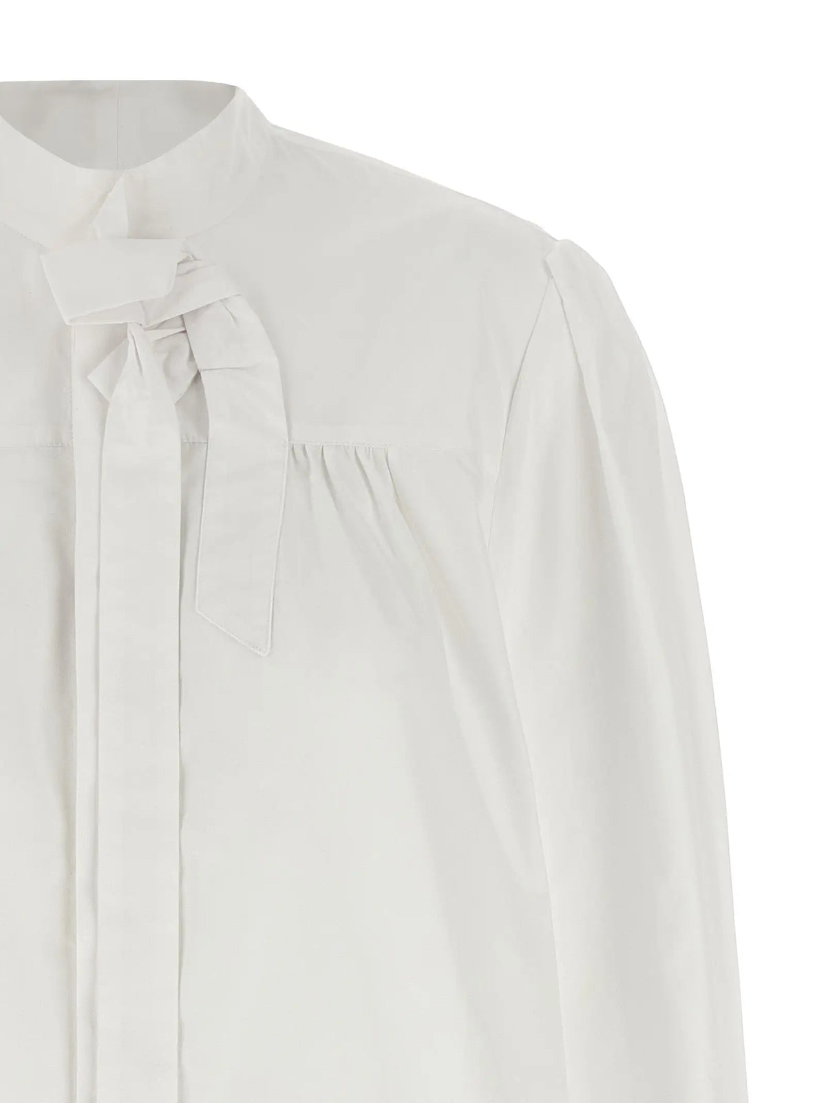Une blouse blanche en coton prada avec un col froncé doux et un détail élégant en nœud