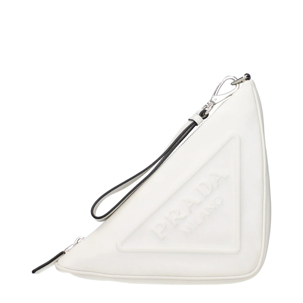 Sac pochette prada blanc en cuir avec logo embossé et fermeture éclair noire en forme triangulaire