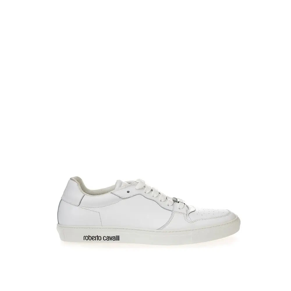 Baskets basses roberto cavalli en cuir blanc avec design minimaliste et perforations discrètes sur la pointe