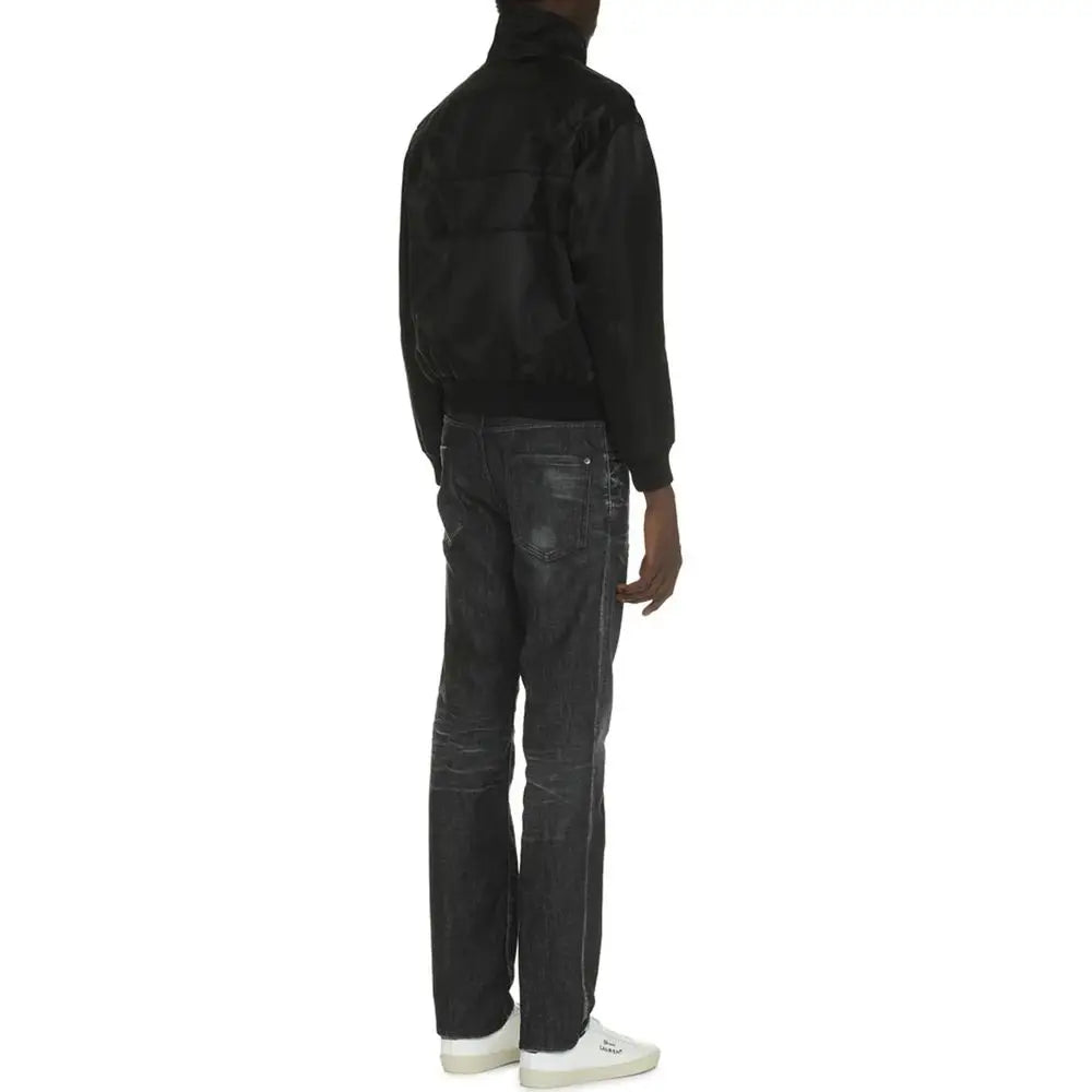 Jean slim noir en denim avec détails légèrement déchirés sous une veste en soie noire saint laurent