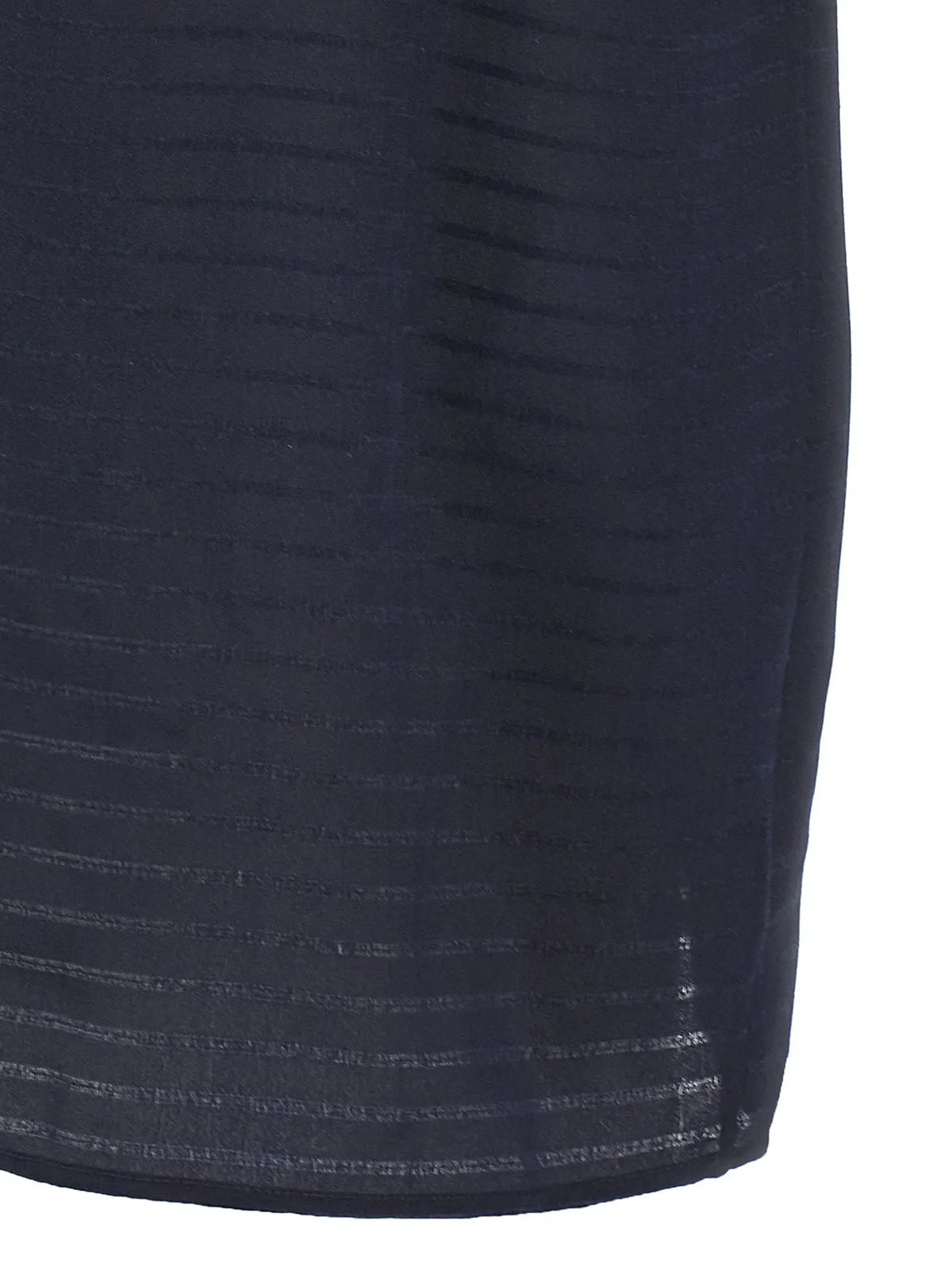Jupe bleu marine foncé avec texture côtelée horizontale subtile associée à un polo en soie saint laurent bleu