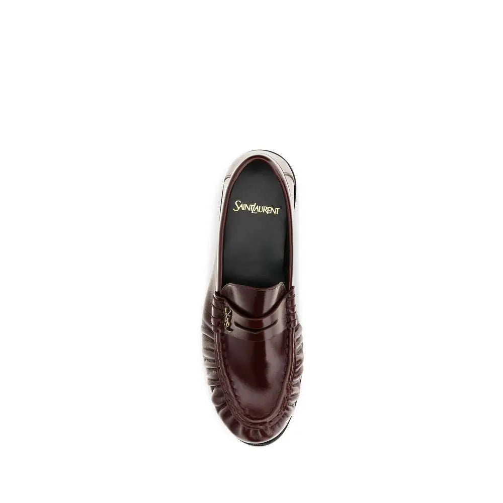 Mocassin slip-on saint laurent bordeaux en cuir agneau avec finition brillante et détails effilochés sur les côtés