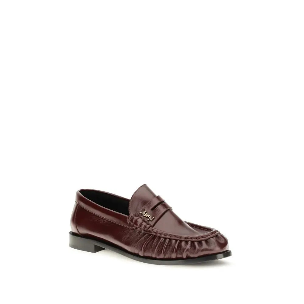 Saint laurent bordeaux lamb ovis aries slip-on loafers en cuir bourgogne avec logo ysl doré et détail froncé
