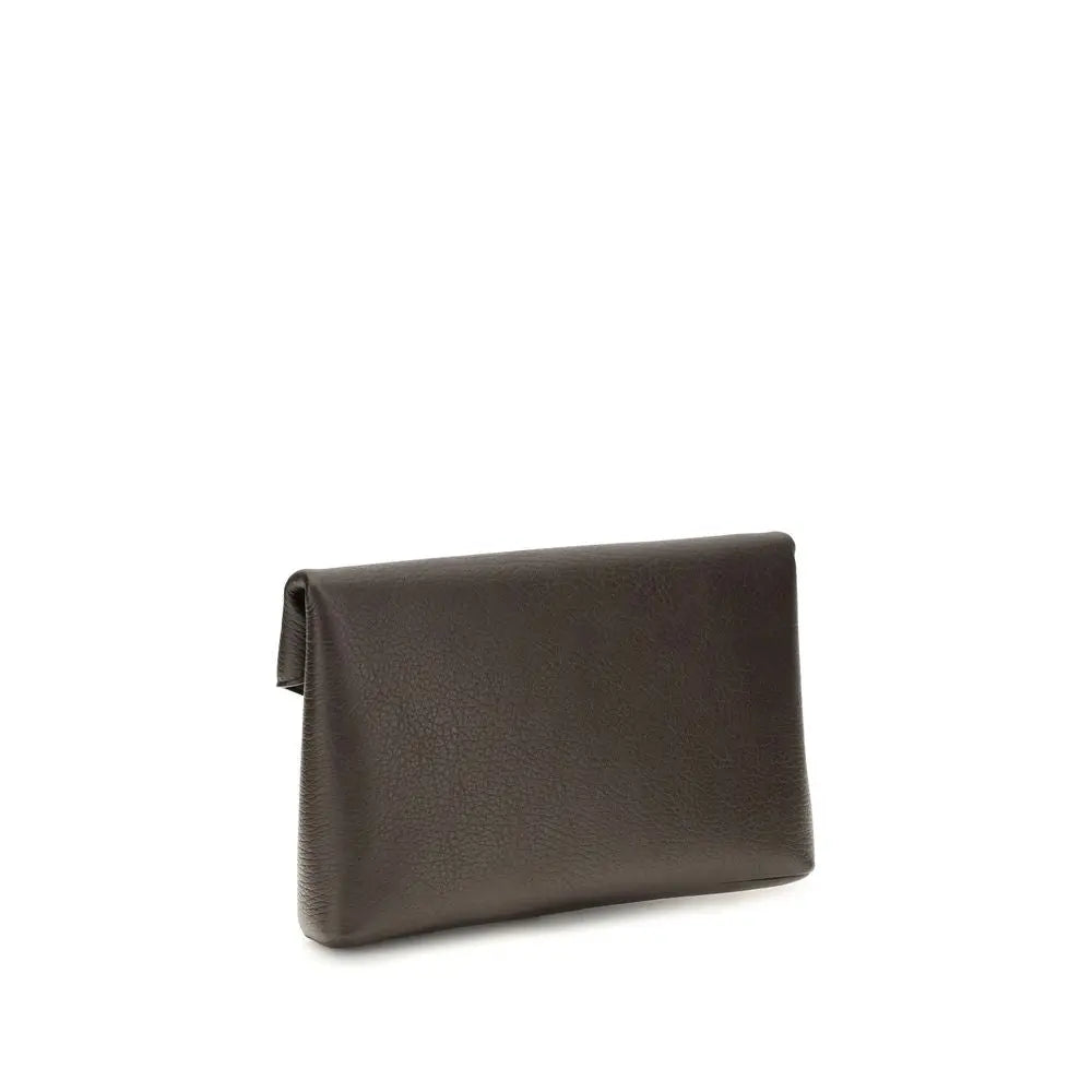 Clutch saint laurent en cuir dagneau brun foncé avec finition texturée subtile et design minimaliste élégant