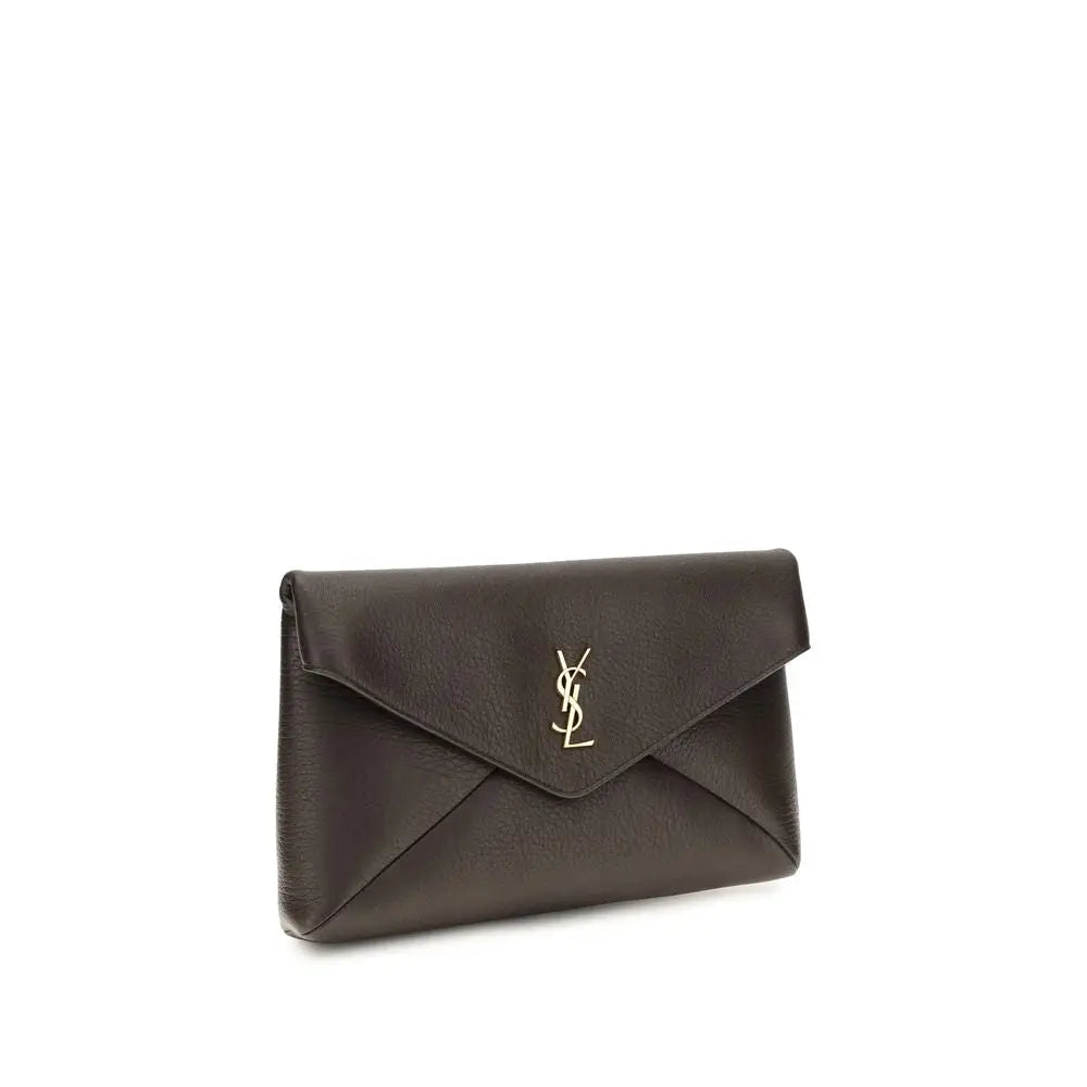 Clutch saint laurent en cuir dagneau marron foncé avec logo ysl doré en métal