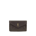 Sac pochette saint laurent en cuir marron foncé avec logo ysl doré en forme d’enveloppe