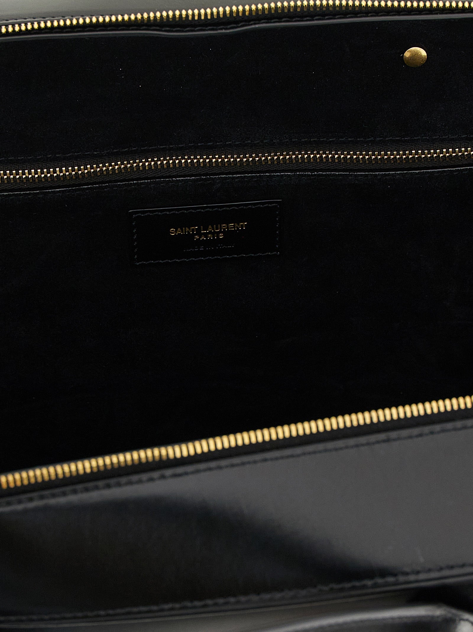 Sac à épaule en cuir de veau noir de Saint Laurent, élégant et léger, avec détails sophistiqués, vue de face.