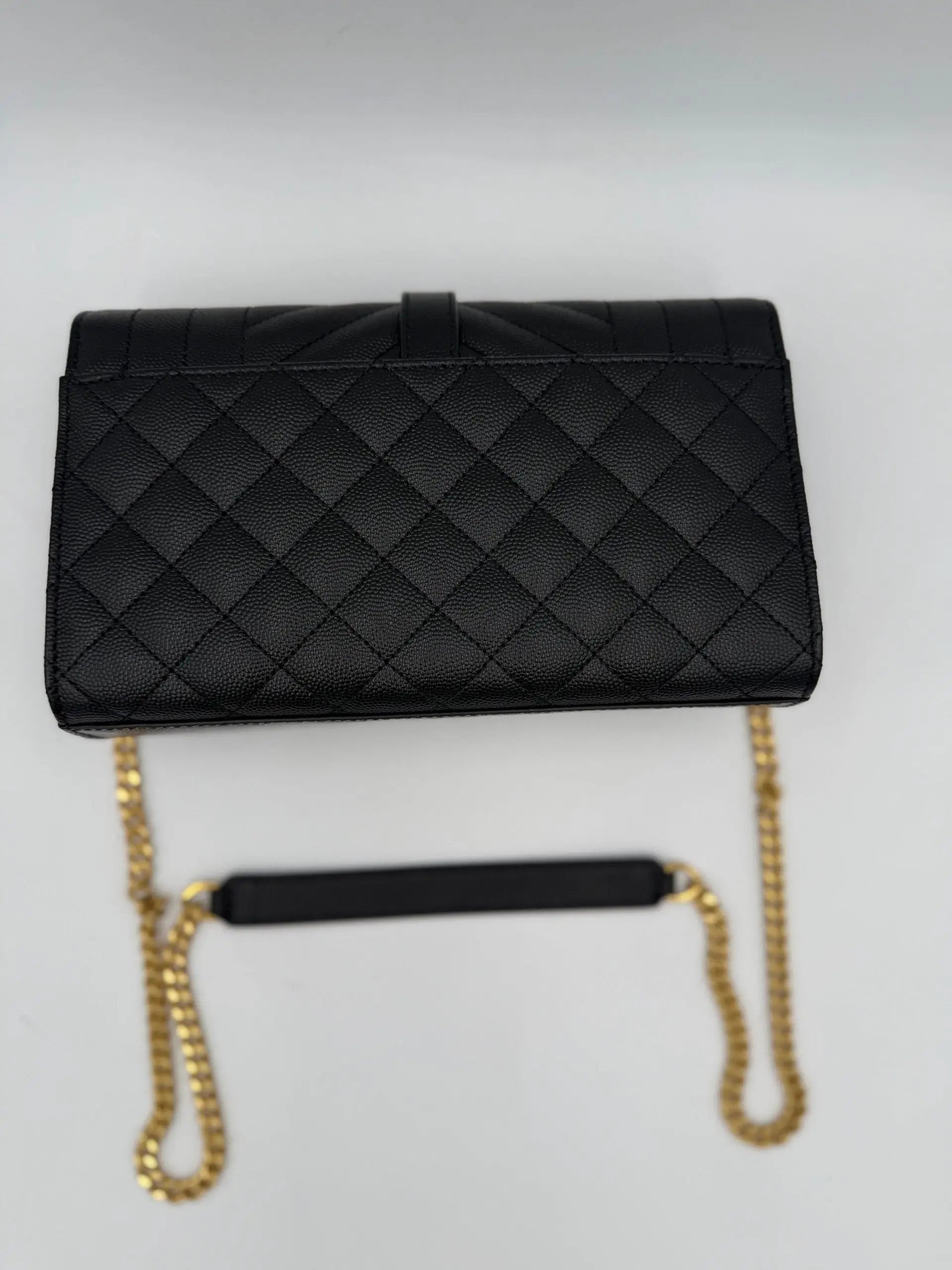 Sac à main saint laurent envelope small en cuir grainé noir avec pochette matelassée et chaîne dorée