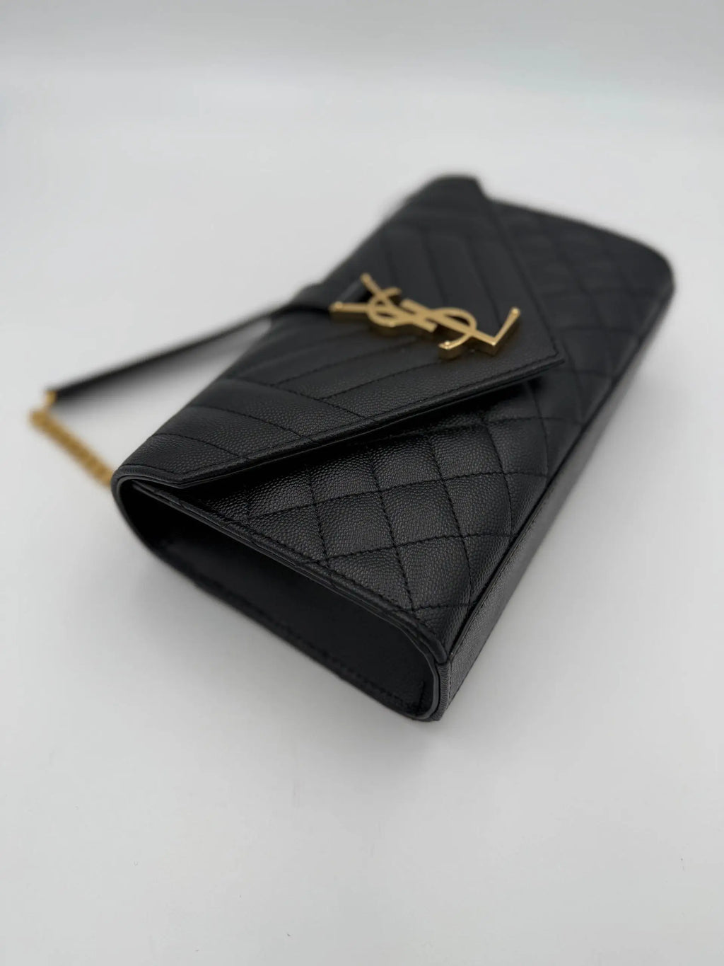 Saint laurent envelope small pochette noire en cuir grainé matelassé avec fermoir ysl doré