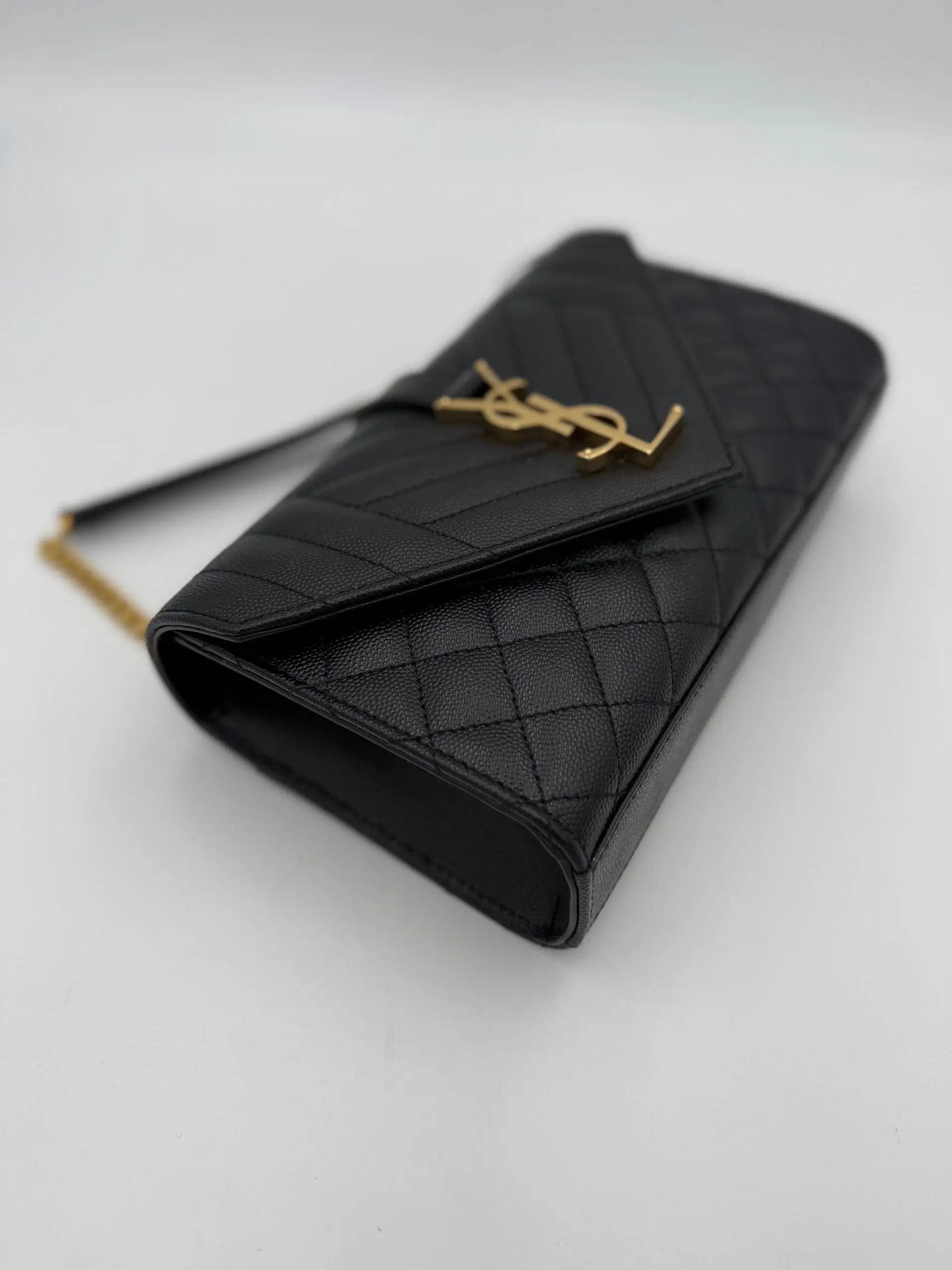 Saint laurent envelope small pochette noire en cuir grainé matelassé avec fermoir ysl doré
