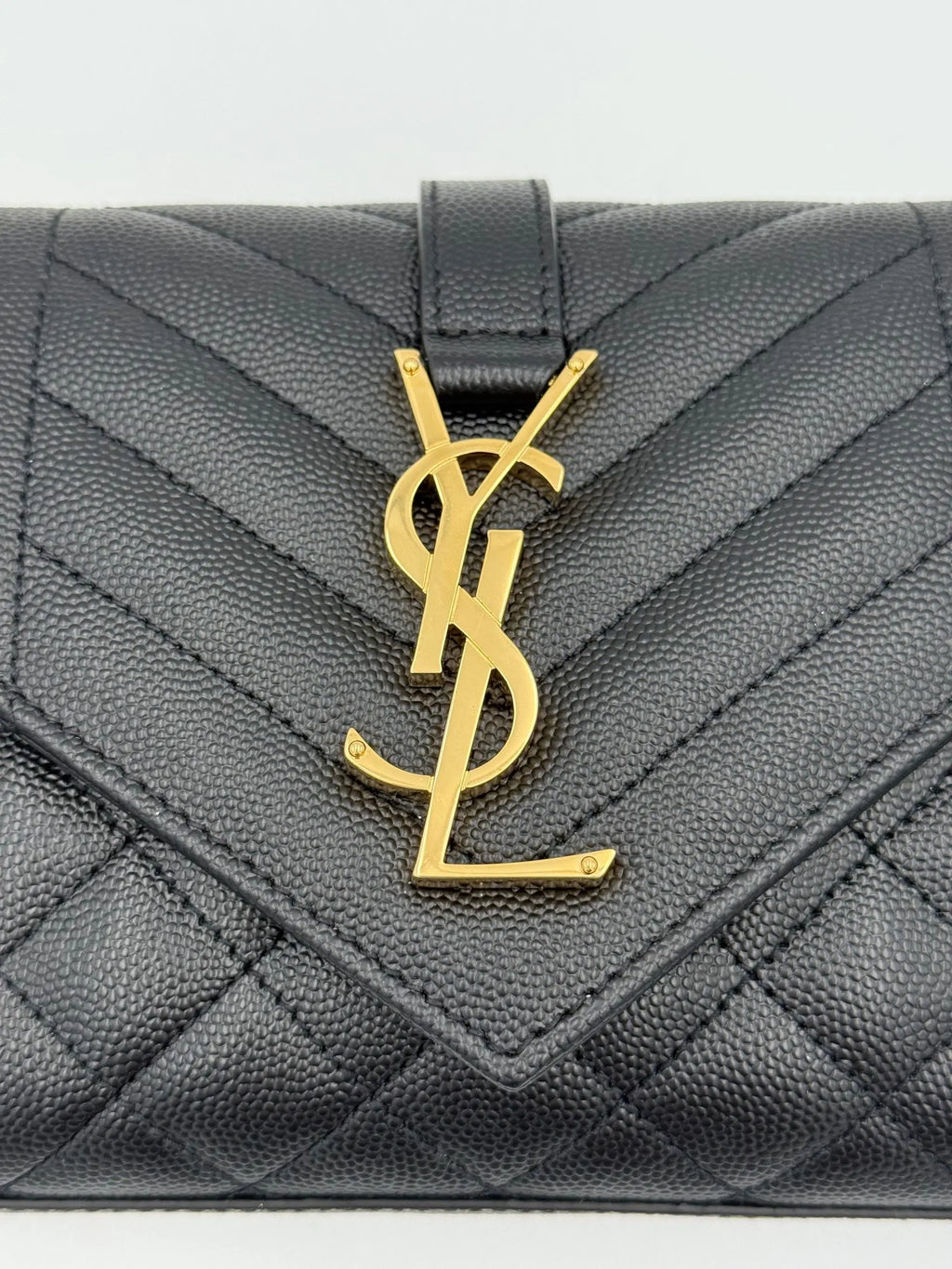 Porte-monnaie saint laurent en cuir grainé noir matelassé avec fermoir ysl doré