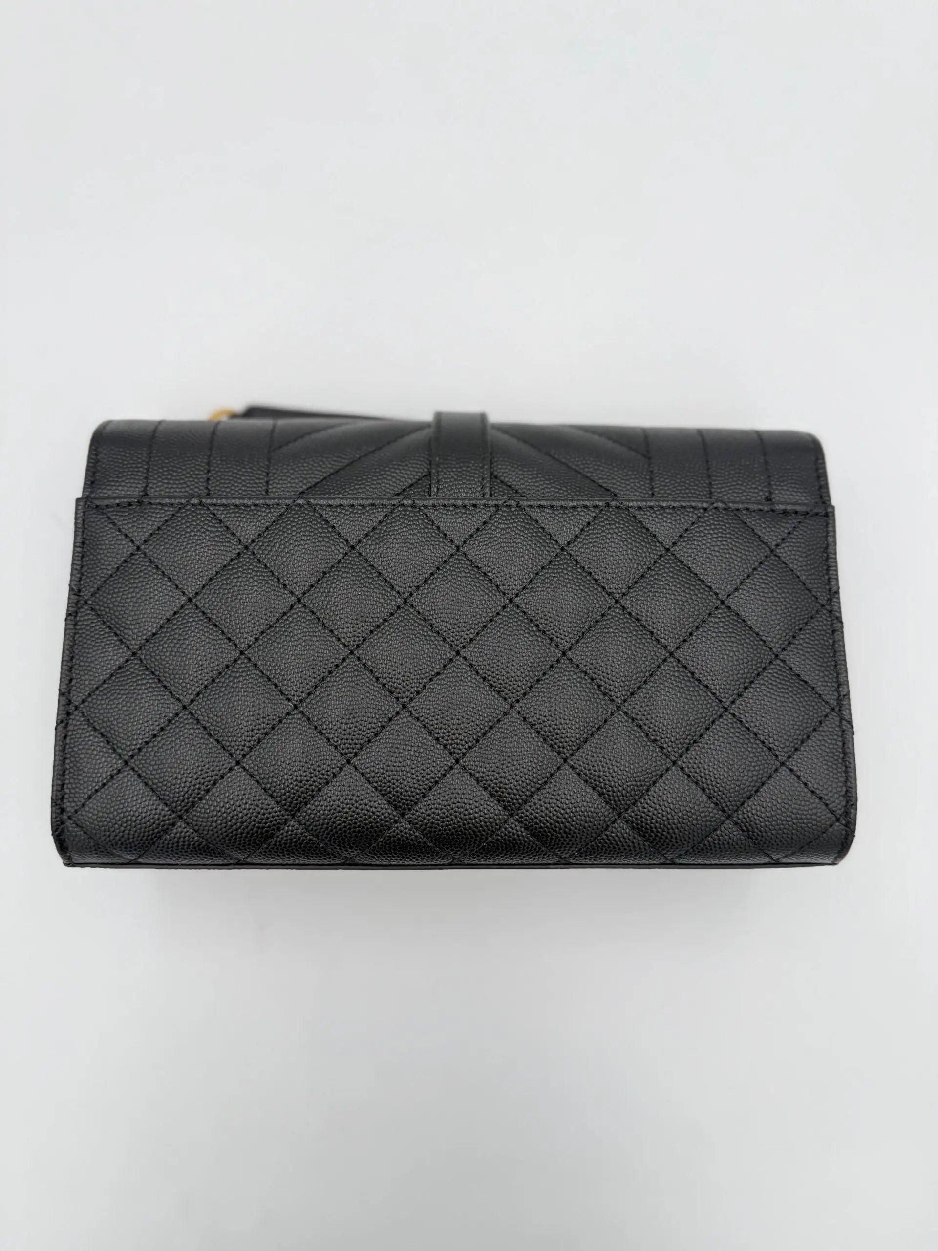 Portefeuille noir matelassé en cuir avec fermoir doré saint laurent envelope small en cuir grainé