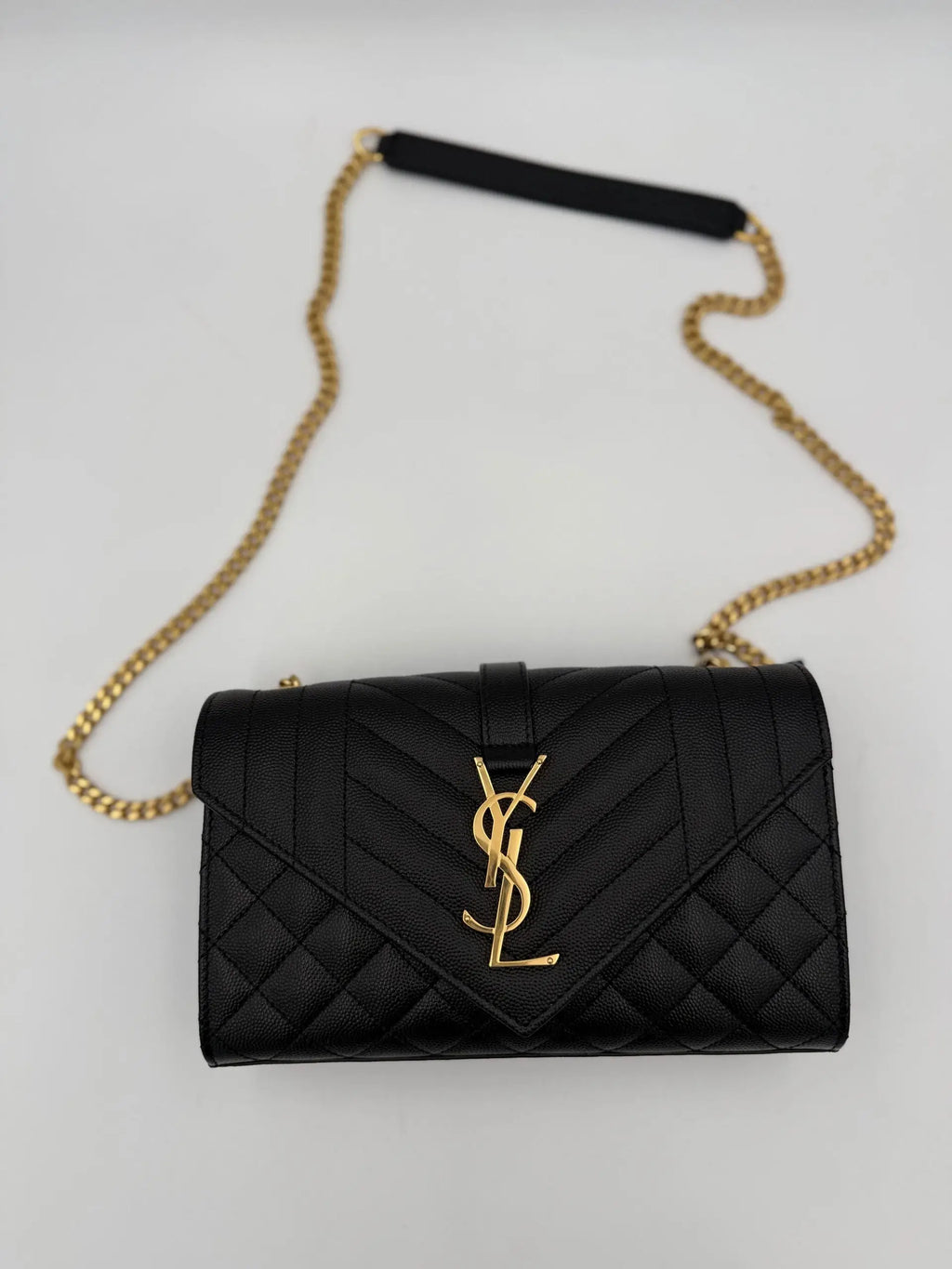 Sac saint laurent envelope small noir en cuir grainé matelassé avec logo ysl doré et bandoulière chaîne