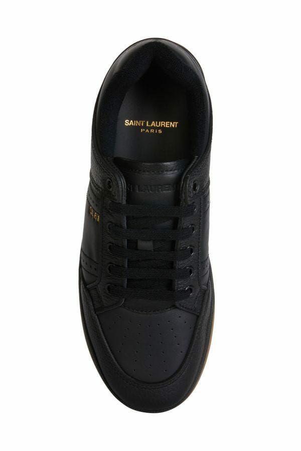 Chaussures basses Saint Laurent en cuir de veau noir, sneakers élégants avec design épuré et semelle blanche.
