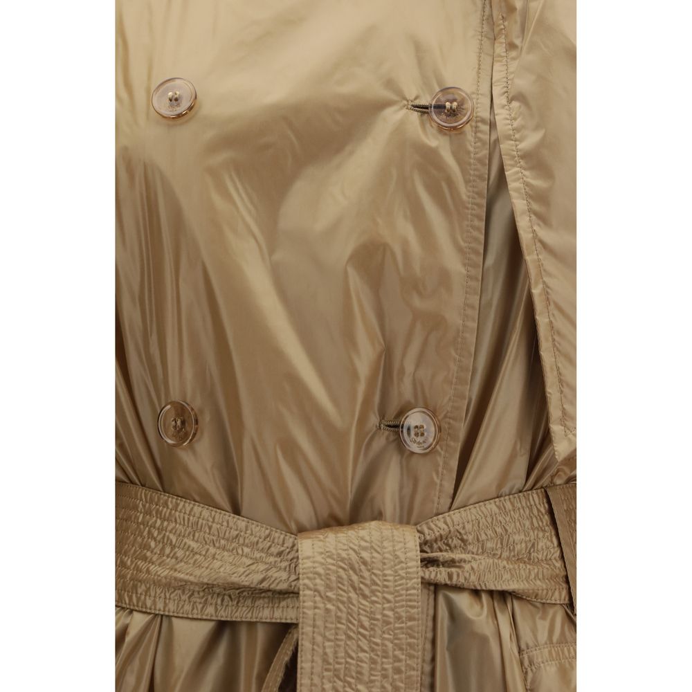 Manteau trench beige en polyamide de Saint Laurent, coupe classique, à double boutonnage et ceinture, porté sur un mannequin.