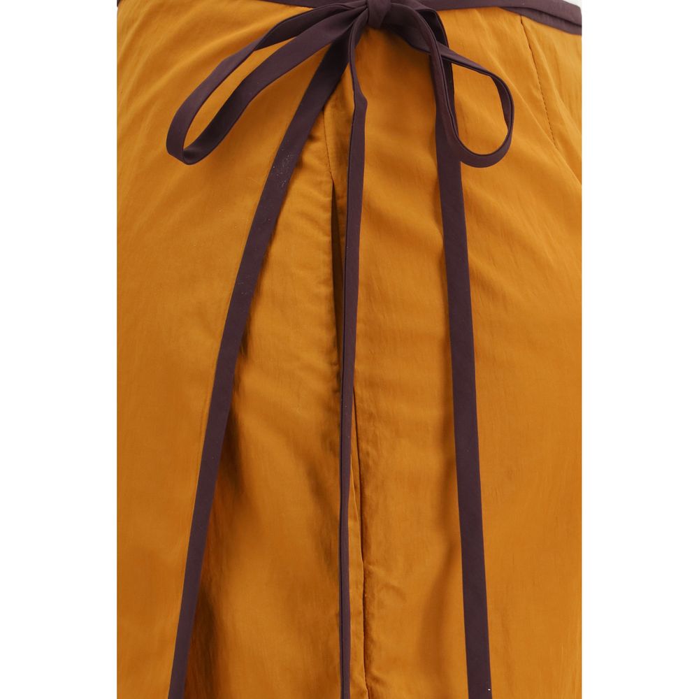 Jupe midi en nylon orange de Saint Laurent, élégante et moderne, avec une coupe fluide et un tissu léger.