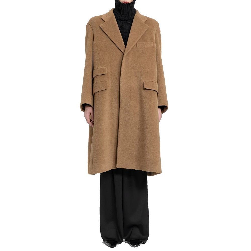 Manteau en laine marron de Saint Laurent, coupe classique avec col et manches longues, portée élégante et sophistiquée.