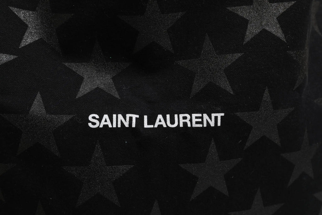 Sac cabas noir saint laurent rive droite en tissu avec motif étoiles argentées et logo blanc en lettres majuscules