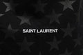 Sac cabas noir saint laurent rive droite en tissu avec motif étoiles argentées et logo blanc en lettres majuscules