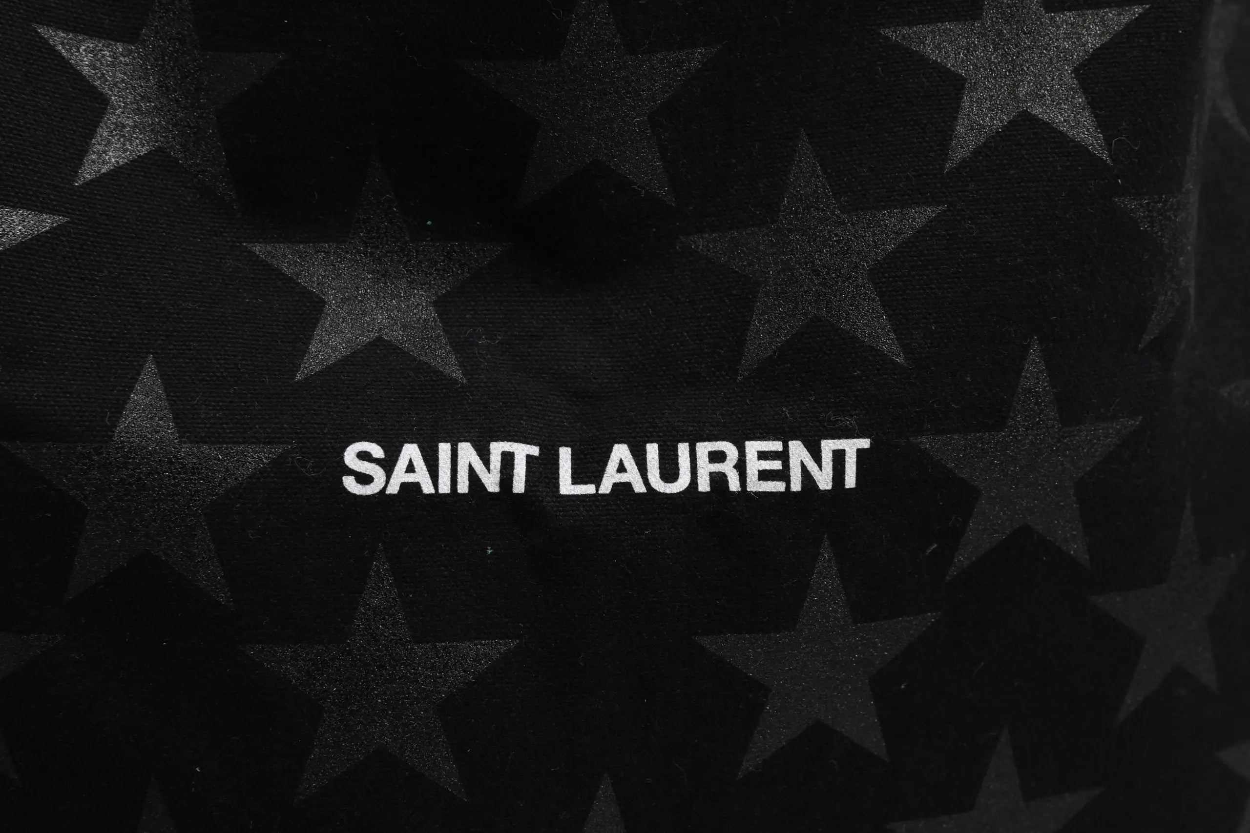 Sac cabas noir saint laurent rive droite en tissu avec motif étoiles argentées et logo blanc en lettres majuscules