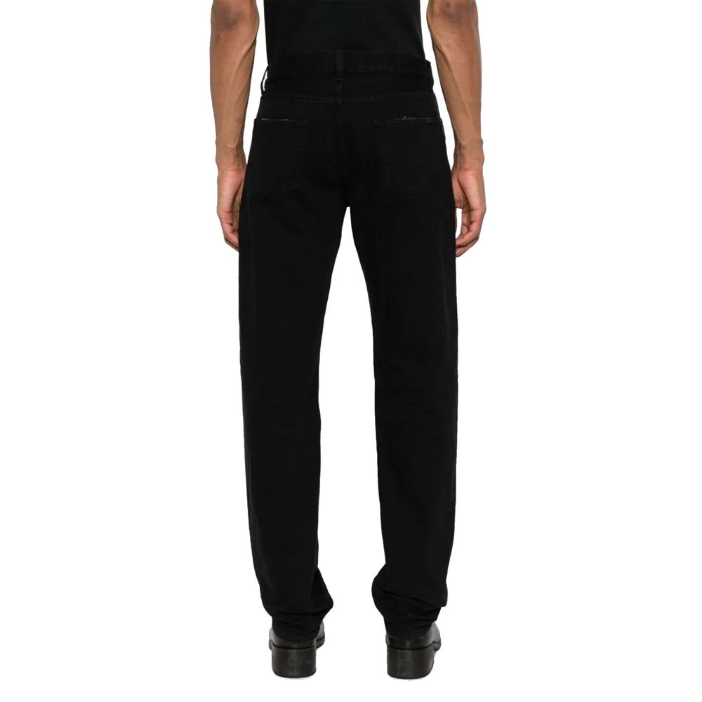 Jeans droits en coton noir de Saint Laurent, style classique, coupe droite, visible sur un modèle portant le vêtement.