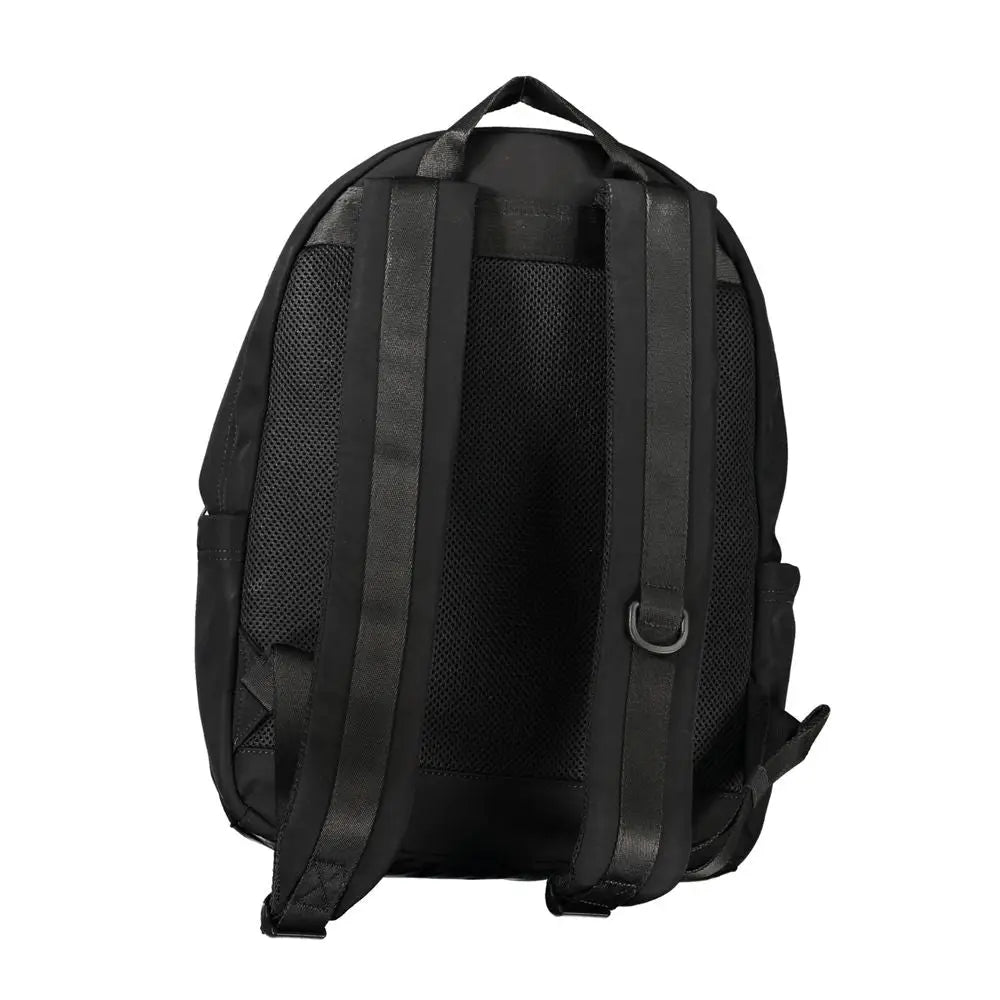 Sac à dos noir avec panneaux en maille et bretelles rembourrées porté avec un sweatshirt homme beige en coton tommy hilfiger