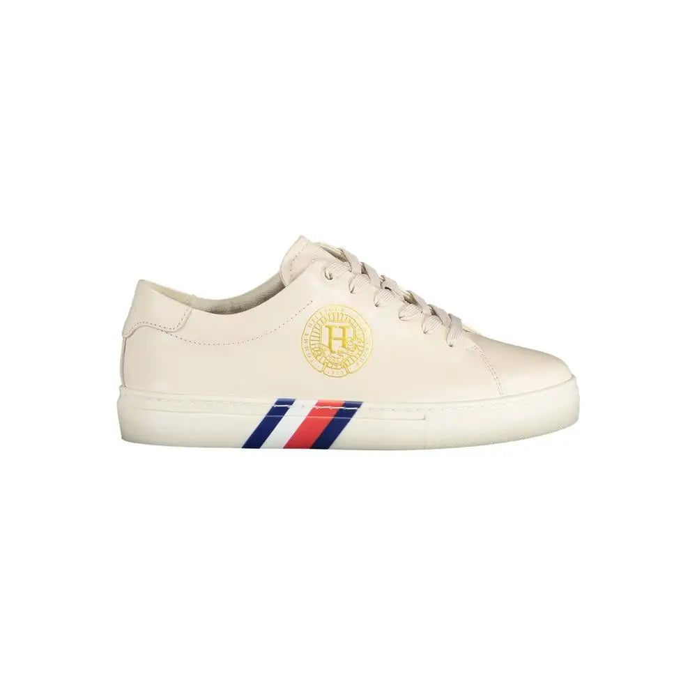 Sneaker femme beige en cuir tommy hilfiger avec logo brodé or et bandes rouges blanches et bleues sur le côté