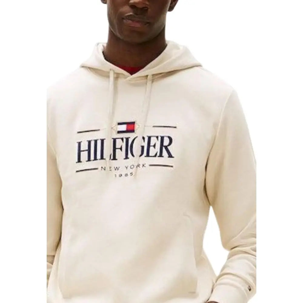 Hoodie tommy hilfiger beige en coton bio avec logo bleu marine new york 1985 et emblème drapeau iconique