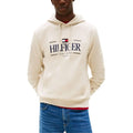 Hoodie beige tommy hilfiger en coton biologique avec logo bleu marine et emblème drapeau rouge blanc bleu