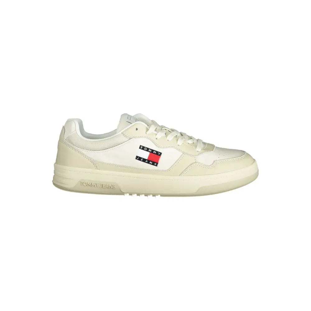 Sneaker homme beige tommy hilfiger en cuir blanc avec logo drapeau rouge noir et blanc sur le côté