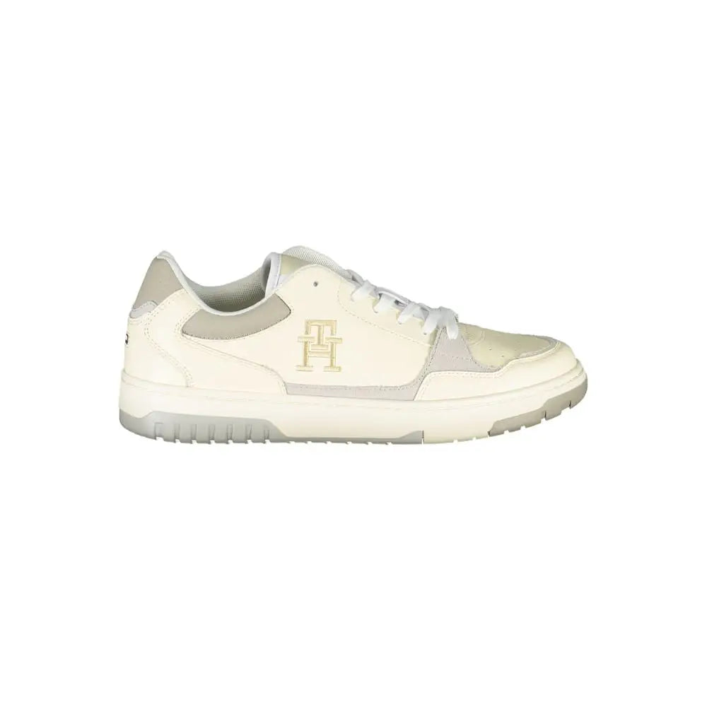 Basket beige tommy hilfiger en cuir avec accents gris et logo doré sur le côté avec broderie unique