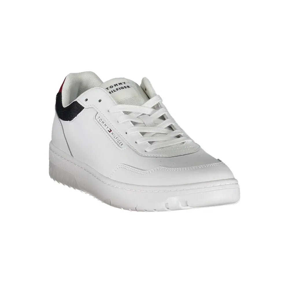 Sneaker homme tommy hilfiger bianco en cuir blanc avec détails cousus et accents noirs et rouges au talon