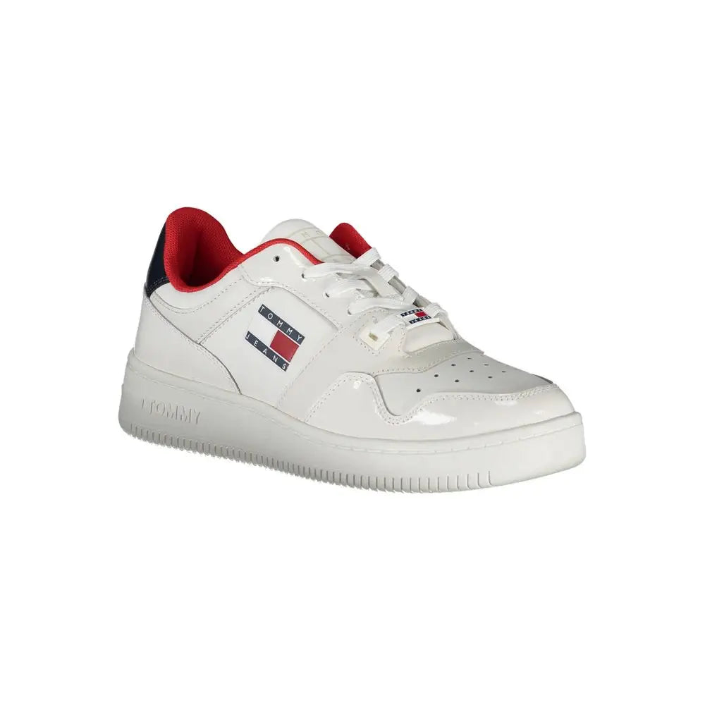 Sneaker blanche tommy hilfiger bianco en cuir brillant avec accents rouges et marines et logo drapeau iconique sur le côté