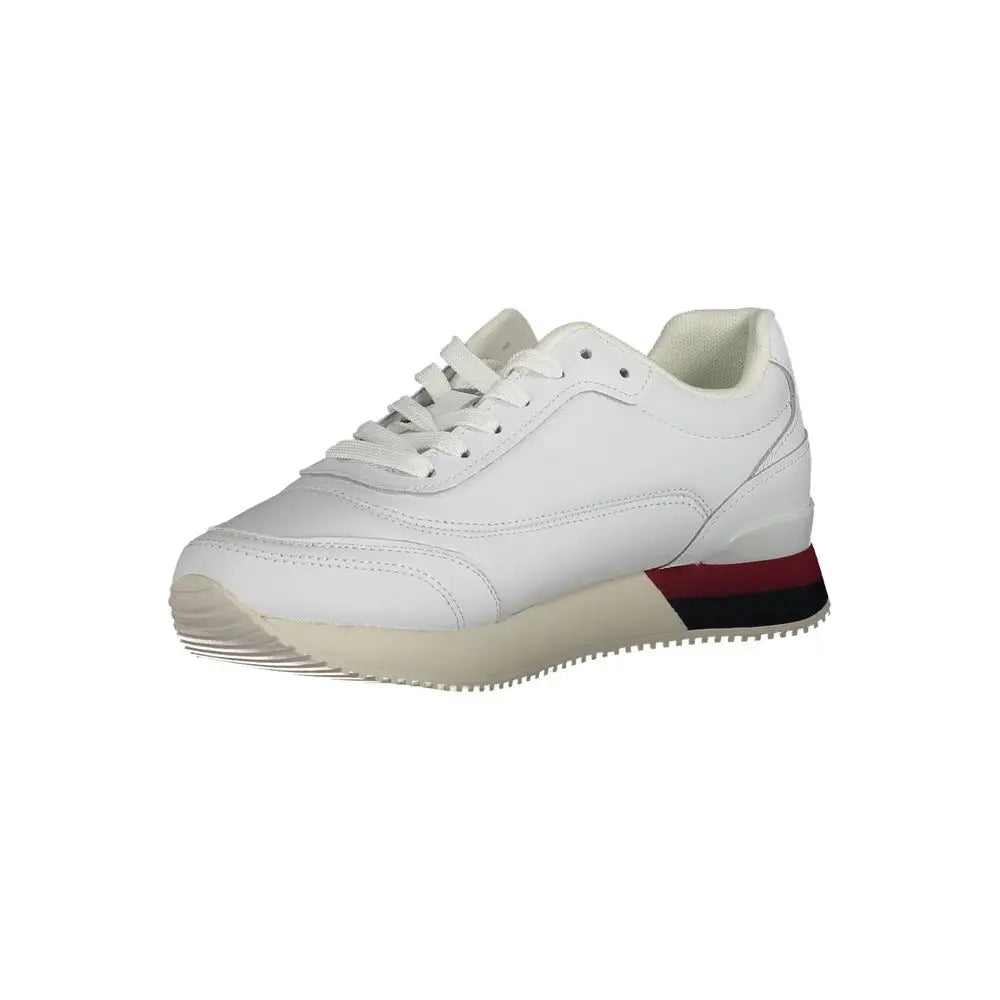 Sneaker femme tommy hilfiger bianco en cuir blanc avec semelle crème et bande rouge et noire au talon vue arrière