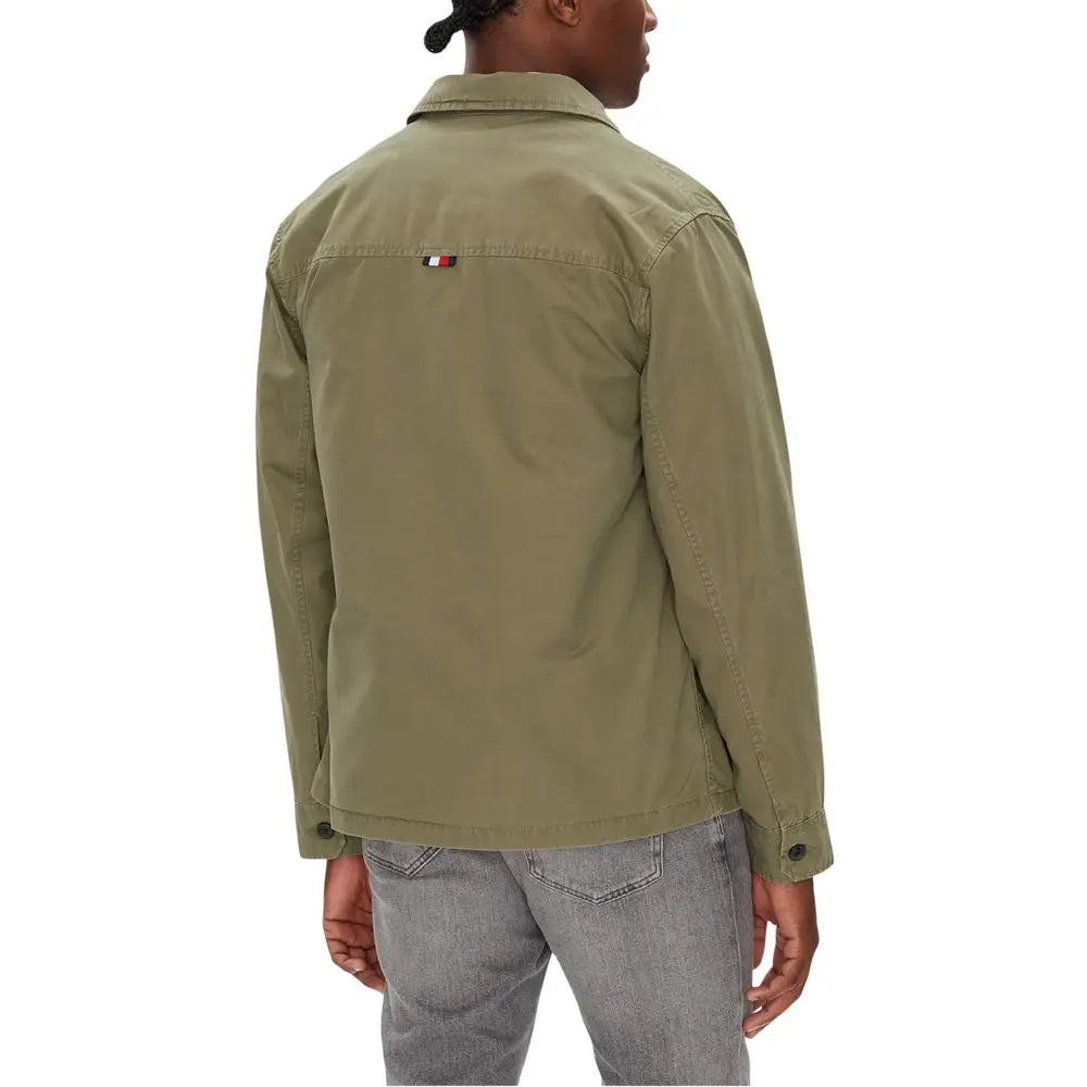 Veste olive verte tommy hilfiger homme en coton recyclé vue de dos avec patch logo subtil