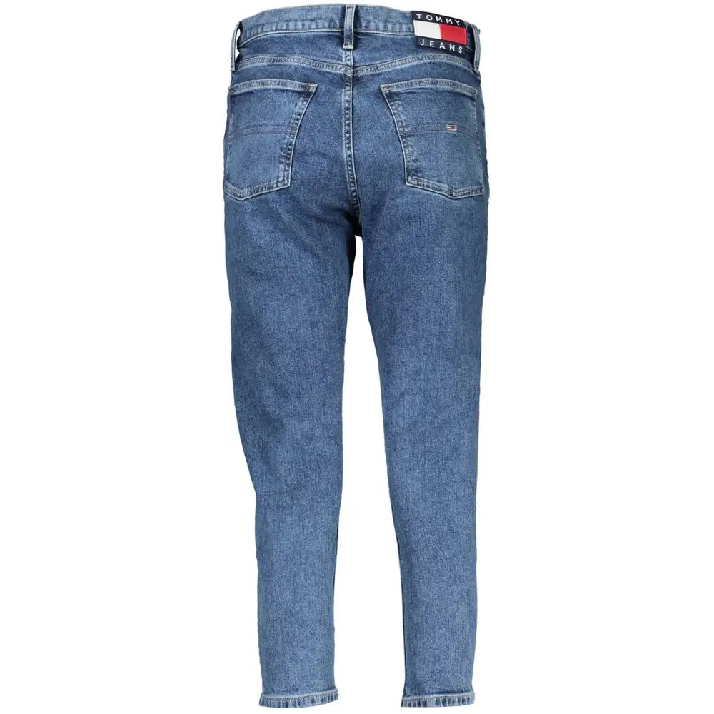 Jeans en denim bleu vue dos avec logo classique tommy jeans sur la poche arrière et étiquette branding rouge blanc bleu