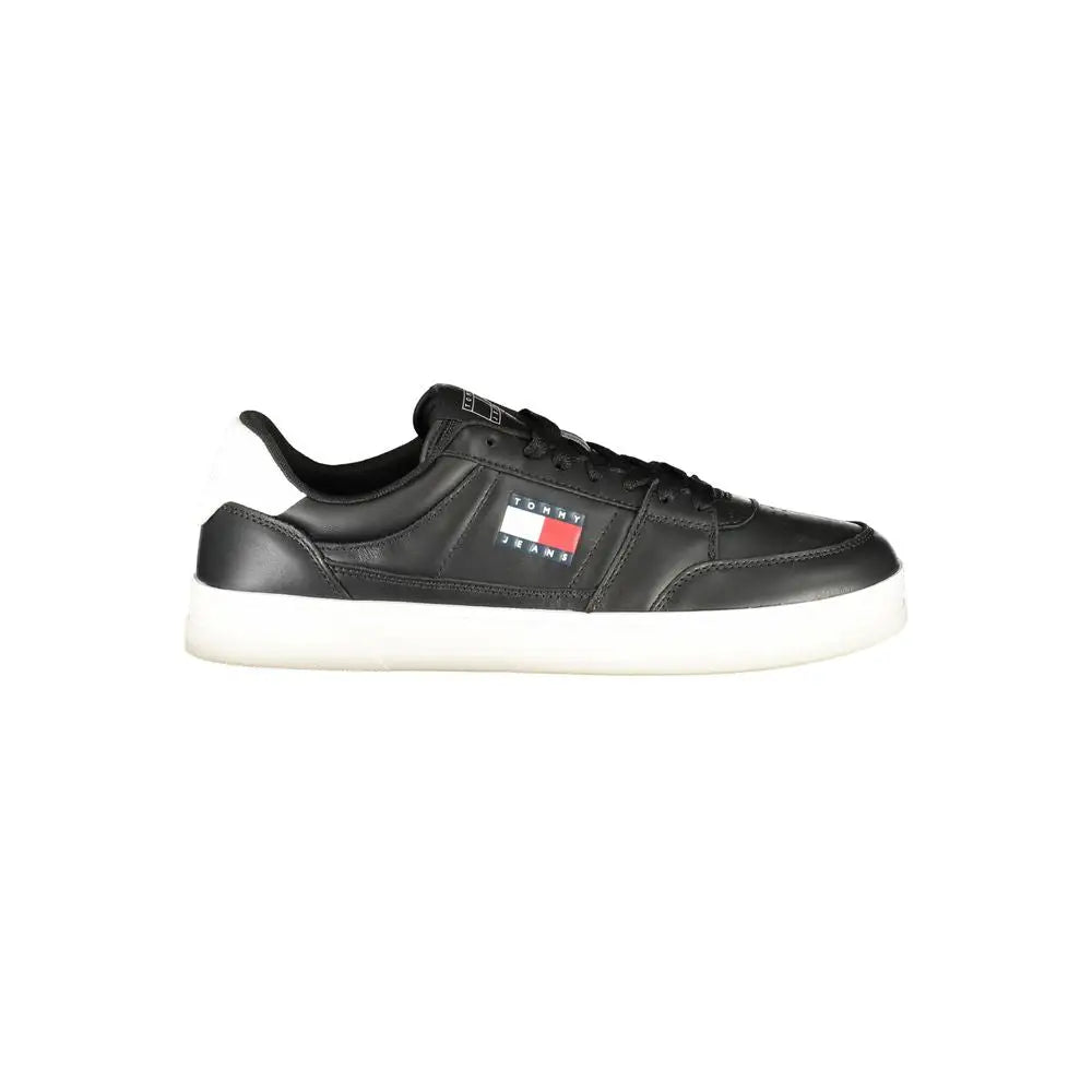 Baskets basses tommy hilfiger tommy en cuir noir homme avec semelle blanche et patch drapeau signature sur le côté