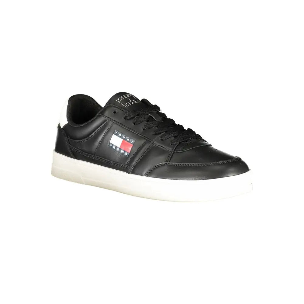 Sneaker tommy hilfiger homme en cuir noir avec semelle en caoutchouc blanche et logo drapeau sur le côté