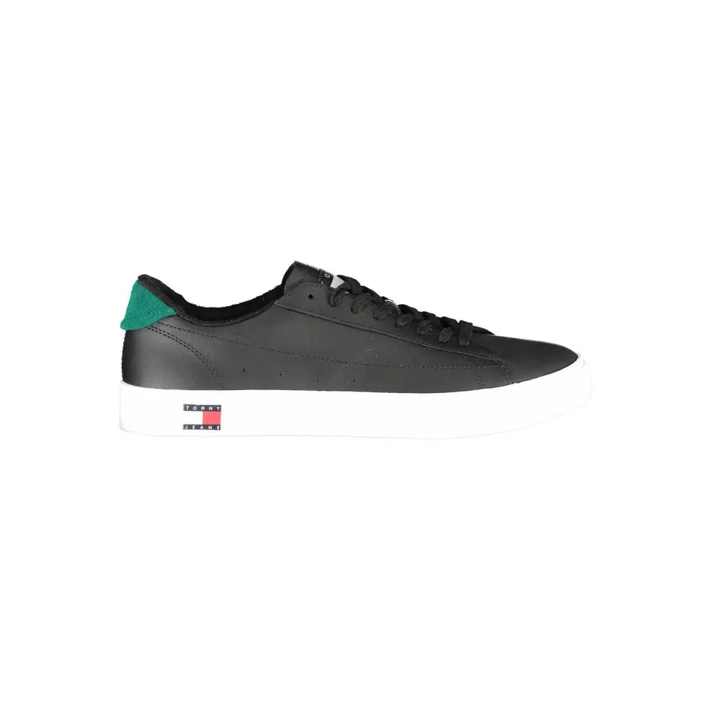 Baskets hommes tommy hilfiger en cuir noir avec semelle en caoutchouc blanche et languette talon verte vue arrière