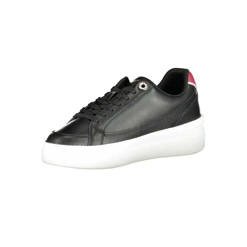 Basket femme tommy hilfiger en cuir noir avec semelle plateforme blanche et accent rose au talon