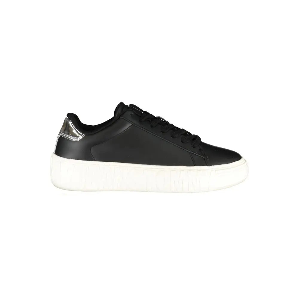 Tommy hilfiger sneaker femme en cuir noir basse avec semelle blanche épaisse et accent argenté métallique au talon