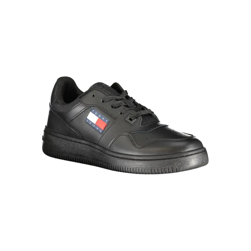 Tommy hilfiger basket femme en cuir noir avec dessus en cuir brillant et patch logo drapeau classique sur le côté