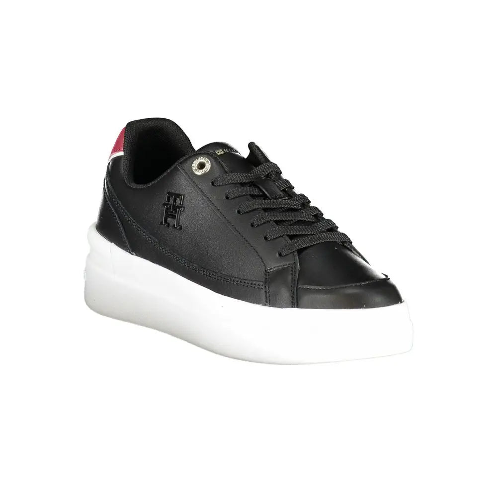 Sneaker femme tommy hilfiger en cuir noir avec semelle plateforme blanche et accent rose au talon vue arrière