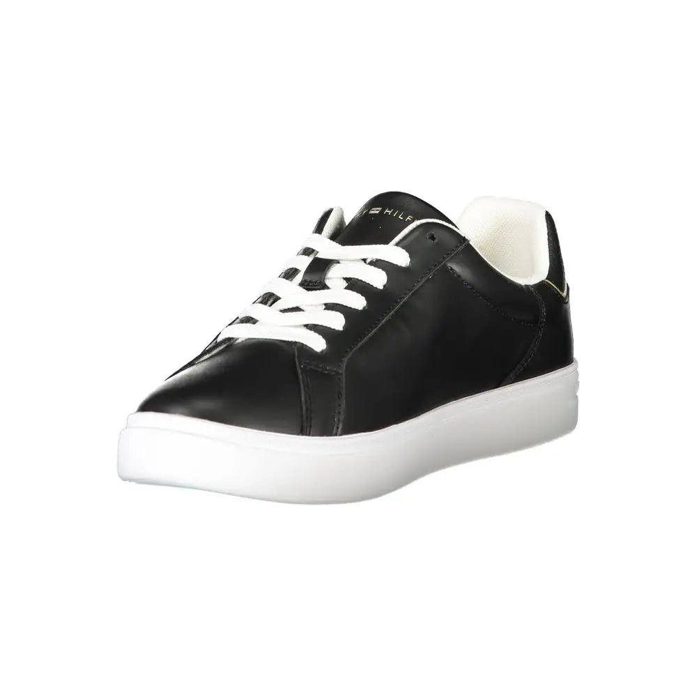 Baskets basses en cuir noir tommy hilfiger pour femmes avec lacets blancs et semelle en caoutchouc blanche contrastée
