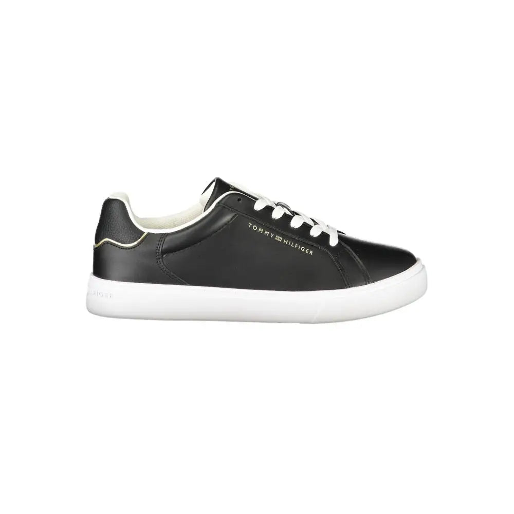Baskets femme tommy hilfiger noires en cuir avec lacets blancs semelle en caoutchouc blanche et surpiqûres dorées discrètes