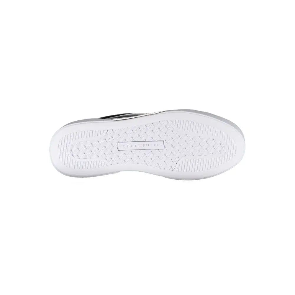 Semelle extérieure blanche en caoutchouc avec accents noirs subtils et motifs texturés de la sneaker femme en cuir noir tommy hilfiger