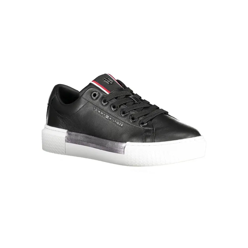 Baskets basses en cuir noir tommy hilfiger pour femme avec semelle en caoutchouc blanche et accent métallique argenté sur le côté