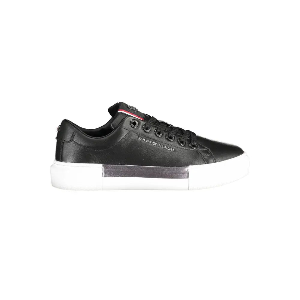 Baskets noires tommy hilfiger en cuir pour femme avec semelle blanche en caoutchouc et accent argent métallique