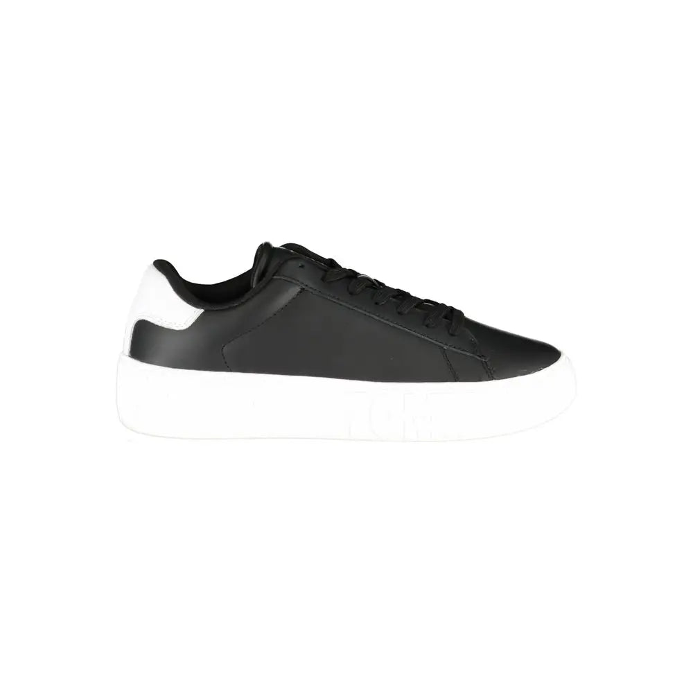 Sneaker homme tommy hilfiger en cuir synthétique noir avec semelle blanche en caoutchouc et lacets assortis noirs