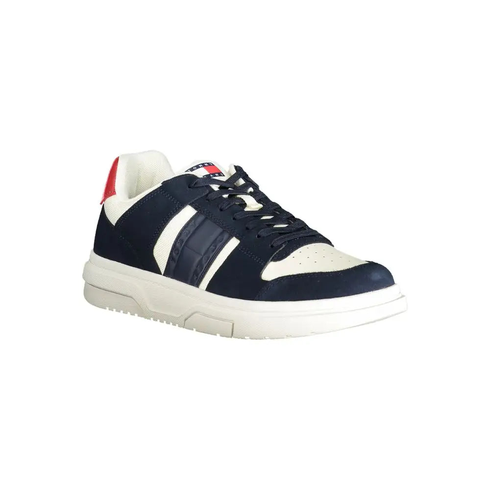 Tommy hilfiger sneaker homme en cuir bleu marine et blanc en daim avec accent rouge sur la languette talon